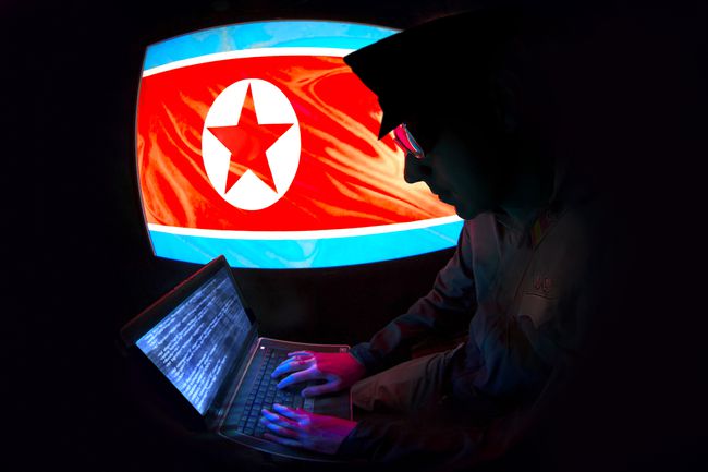 N. Korejska hakerska silueta sa sjevernokorejskom zastavom