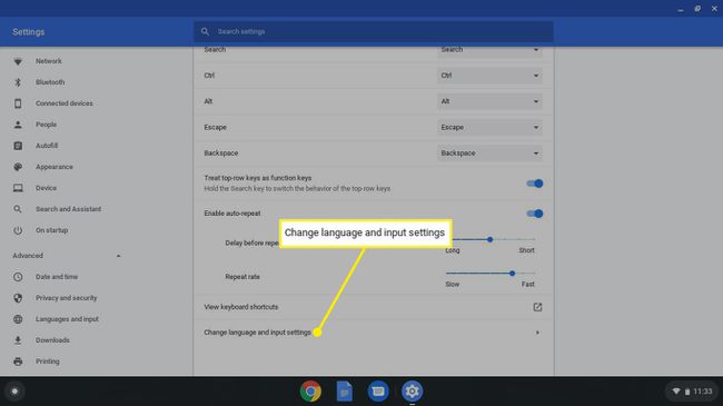 Chromebook datora tastatūras iestatījumos atlasiet Mainīt valodu un ievades iestatījumus