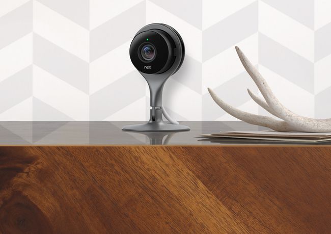 Google Nest Cam Indoor istub mantlil