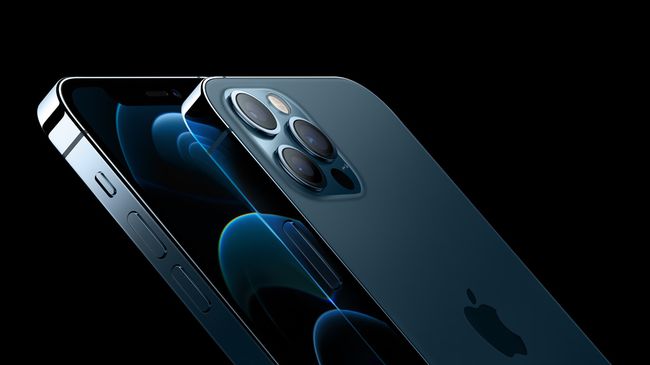 iPhone 12 pro max σε γωνία και σε μαύρο φόντο