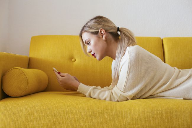 彼女の電話の女性