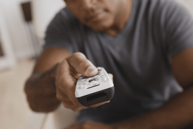 Immagine di un uomo che usa un telecomando a infrarossi
