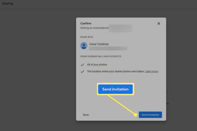 Envío de invitación a un socio para compartir fotos en Google Photos.