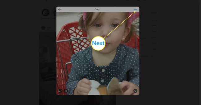 Кнопка «Далее» в окне «Создать сообщение в Instagram» в веб-браузере.