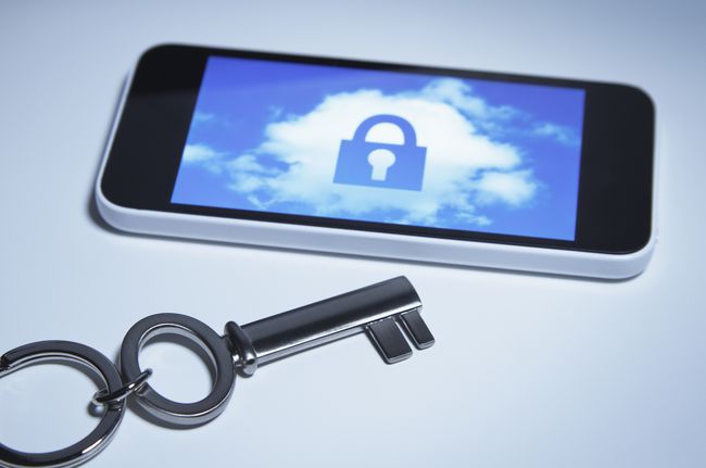 iPhoneのセキュリティを描いた画像で、電話の画面に別のセキュリティキーが付いた南京錠が表示されています。