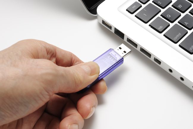 USB ფლეშ დრაივი ჩასმულია Mac Book Pro-ში