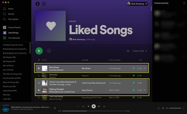 Wybieranie wielu lubianych utworów jednocześnie w aplikacji Spotify Mac.