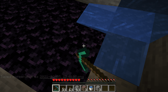 Těžba obsidiánu v Minecraftu.