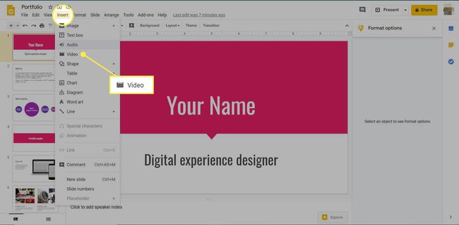 A opção Vídeo no menu Inserir no Apresentações Google