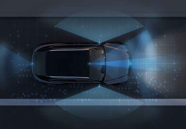 センサーがどのように機能するかを示す自動運転車の図。