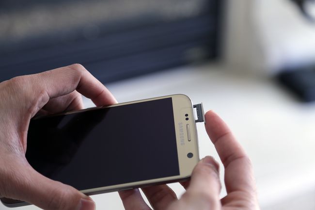 Aseta Samsung Galaxy S7 -lokero takaisin paikalleen