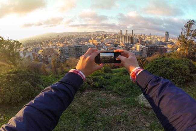 Man's handen die stadsfoto's maken met telefoon