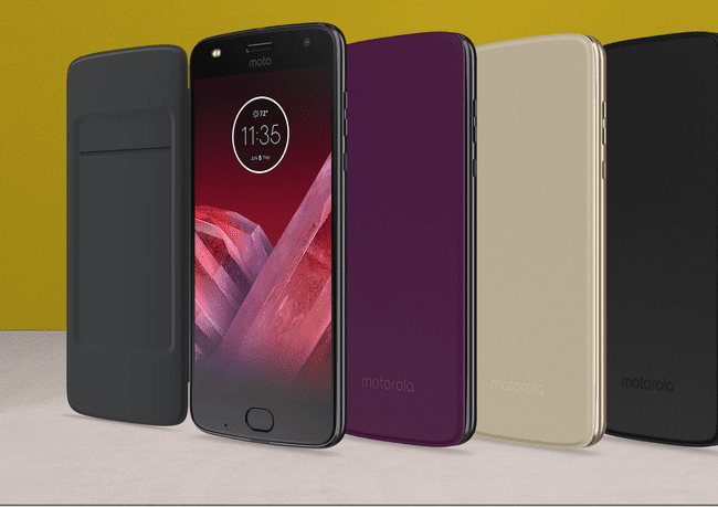 Moduri Moto Folio aliniate lângă un smartphone Moto Z