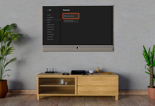 Um menu de configurações de Wi-Fi da rede Xbox One exibido em uma televisão