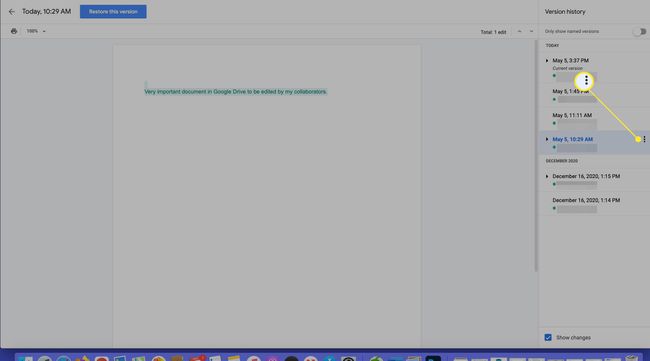 ประวัติเวอร์ชันของ Google เอกสารพร้อมตัวเลือกเพิ่มเติม (สามจุด) ที่ไฮไลต์