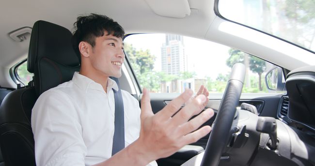 自動運転車に乗る男性の経験