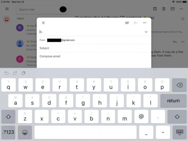 Captura de tela de um e-mail em meio à composição com o teclado iOS