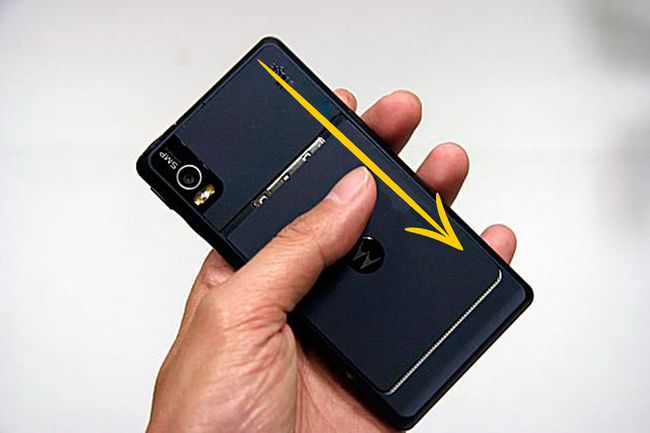 Een Motorola Droid met de aanwijzing om het batterijklepje te verwijderen