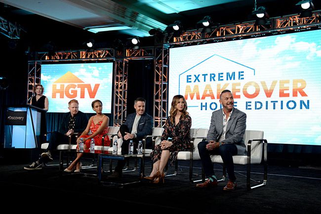 ประธาน HGTV Jane Latman, Jesse Tyler Ferguson, Breegan Jane, Darren Keefe, Carrie Locklyn และ Group SVP of Programming & การพัฒนา, HGTV, Loren Ruch จาก 'Extreme Makeover: Home Edition' พูดบนเวทีระหว่างส่วน HGTV ของ Discovery อิงค์ แผงฤดูหนาว TCA 2020