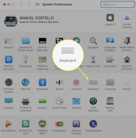 يتم فتح تفضيلات النظام في macOS مع تمييز جزء تفضيلات لوحة المفاتيح.