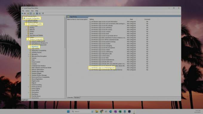 Конфигурација рачунара, административни предлошци, Виндовс компоненте, приватност апликација и „Дозволите Виндовс апликацијама да раде у позадини“ истакнуте у уређивачу смерница групе Виндовс 11.