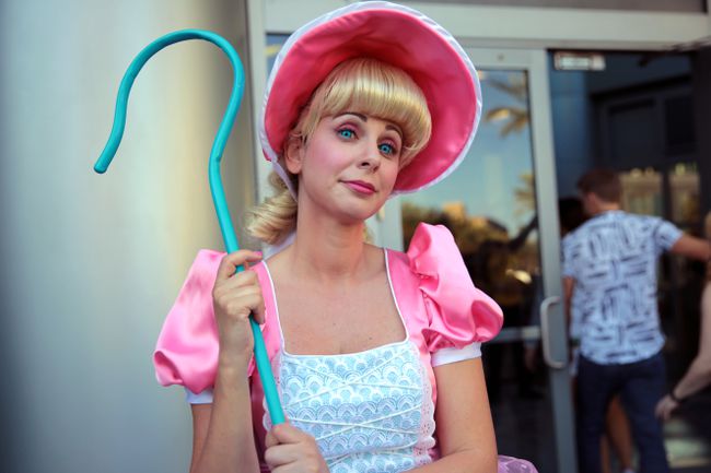 Mujer vestida como Little Bo Peep