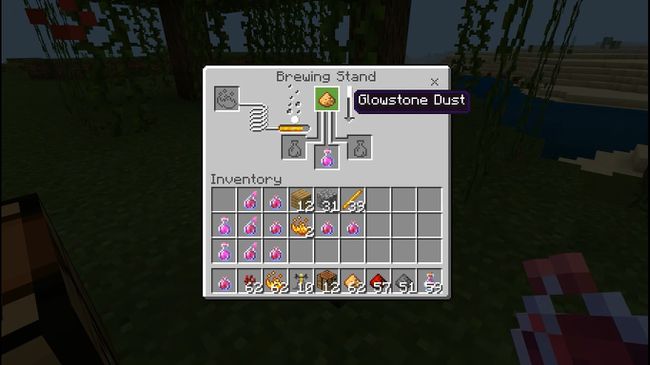 Voeg Glowstone Dust toe aan het bovenste vak van het brouwmenu.