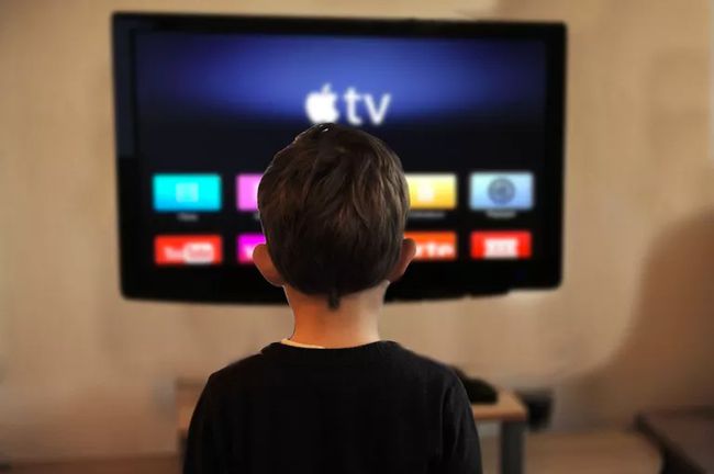 Fiú nézi az Apple TV-t