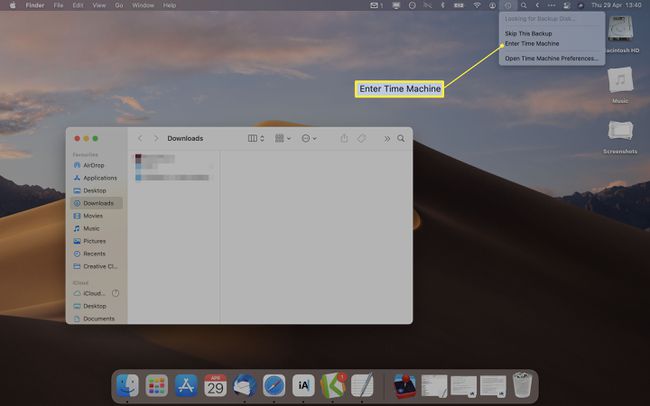 Time Machineメニューが開き、Enter TimeMachineが強調表示されたMacOSデスクトップ
