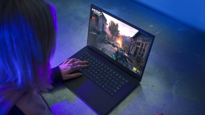 ゲーマーが使用している Razer Blade 15 ラップトップ