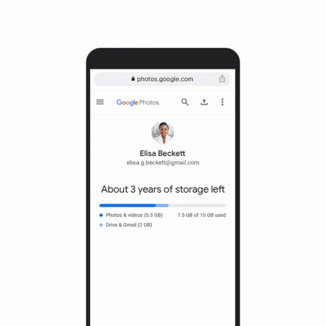 誰かが残したストレージの量を示すスマートフォンのGoogleフォト