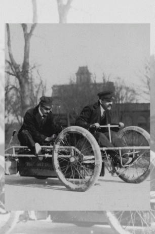 Andrew Riker competindo em um carro elétrico por volta de 1901