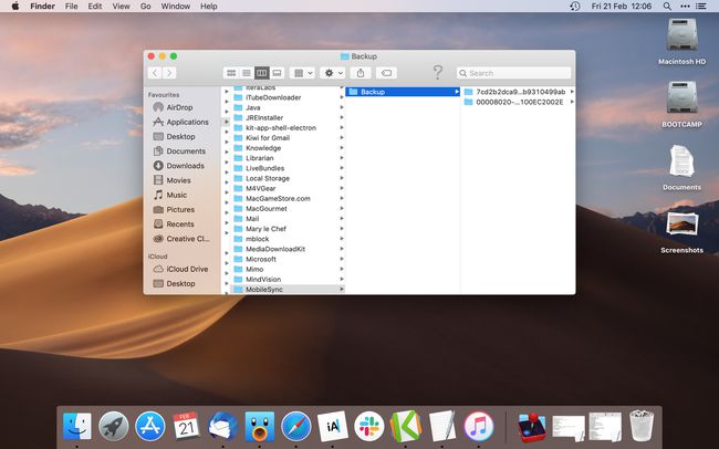 iPhoneバックアップフォルダが強調表示されたMacFinderアプリ