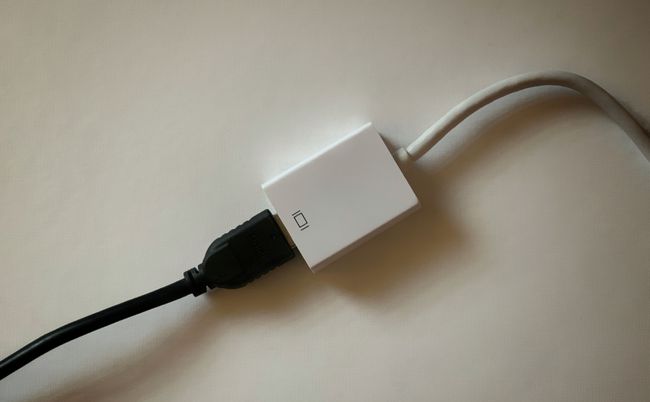 MiniDisplayPort-HDMIアダプターに接続されたHDMIケーブル。