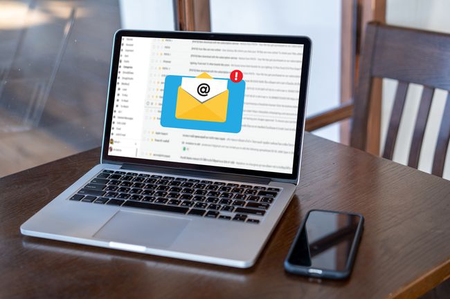 Um laptop com um alerta de e-mail