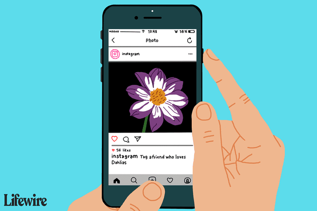 Persoană care folosește un smartphone pentru a face o captură de ecran a unei postări pe Instagram