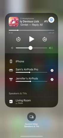 Posnetek zaslona kontrolnikov AirPlay z dvema slušalkama AirPods, priključenima na 1 iPhone