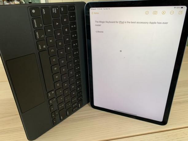 Függőlegesen álló iPad Air Magic billentyűzettel