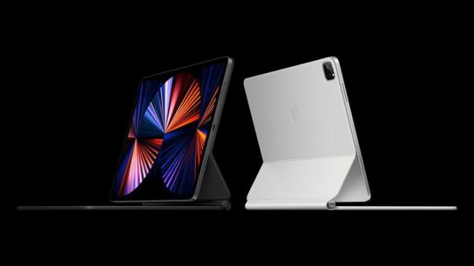 白とグレーの iPad Pro を並べて、1 つは前向き、もう 1 つは後ろを向いています。