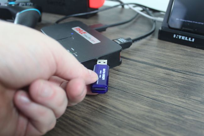 Conectando uma unidade flash USB a um dispositivo de captura.
