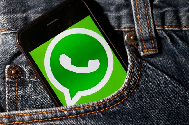 O logotipo do aplicativo WhatsApp é exibido na tela de um smartphone no bolso de alguém