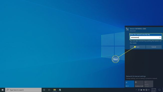 Skriv inn en nettverksnøkkel og velg Neste for å fortsette oppsett av trådløs tilkobling i Windows 10.