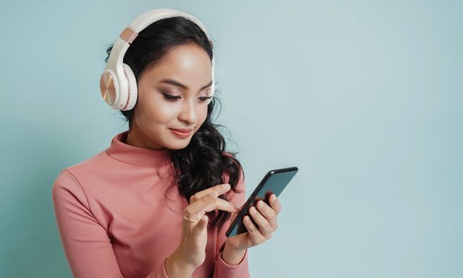 スマートフォンを使用して音楽を聴く女性