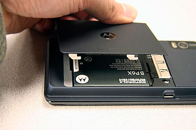 Het batterijklepje op een Motorola Droid vervangen