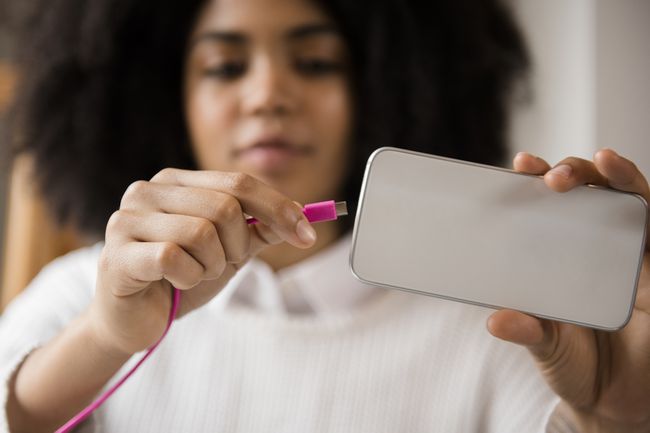 Afroamerykanka kabel połączeniowy do telefonu komórkowego