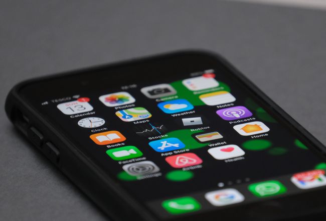 iPhone με εικονίδια εφαρμογών που εμφανίζονται στην ορατή οθόνη. 