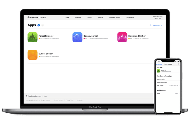 MacBook Pro menampilkan aplikasi di App Store dengan iPhone menampilkan informasi aplikasi.