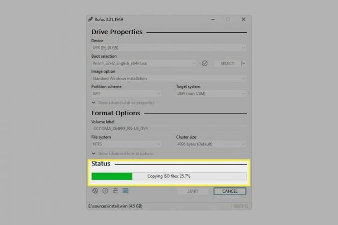 Pasek postępu kopiowania podświetlony, gdy Rufus kopiuje ISO systemu Windows 11 na dysk flash USB.