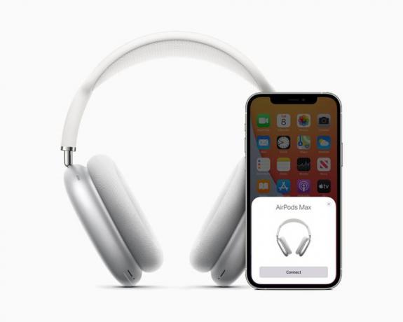 AirPods Pro Max in bianco in piedi accanto a un iPhone e cercando di connettersi