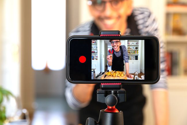 Vlogeris, įrašantis maisto gaminimo vaizdo įrašą.